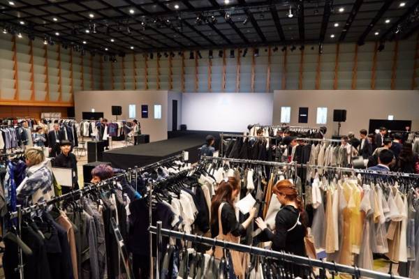 ディウカ、ラマルクら東京新鋭17ブランドの展示即売会を原宿で - 17秋冬新作などがセール価格に