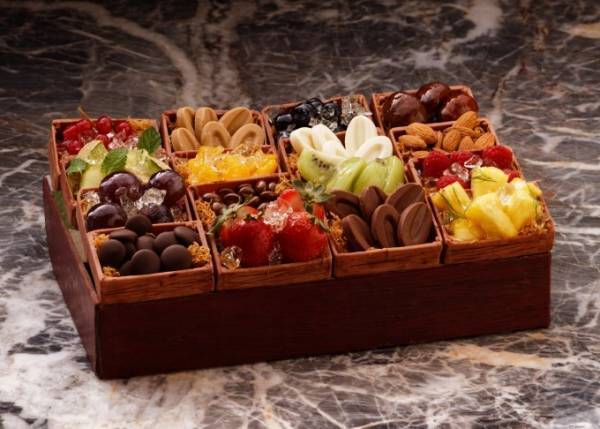 グランド ハイアット 福岡のクリスマス、ティラミスやフルーツムースなど16種の味を楽しめるケーキ