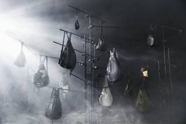 ディスコード ヨウジヤマモト“Y リュック”新作、山本耀司の愛犬を描いたハンドペイントの一点物など