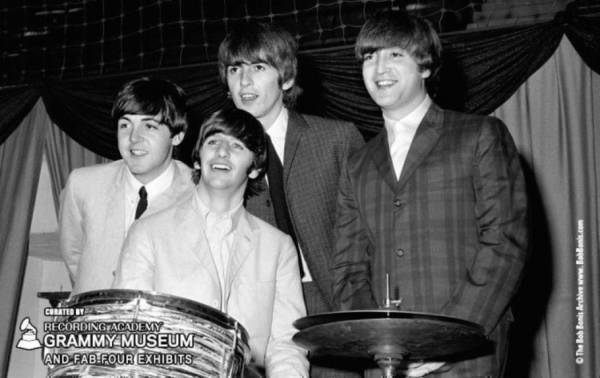 「ビートルズ」展覧会が東京・有楽町で開催、メンバーの楽器や衣装など日本初公開の展示物が約400点