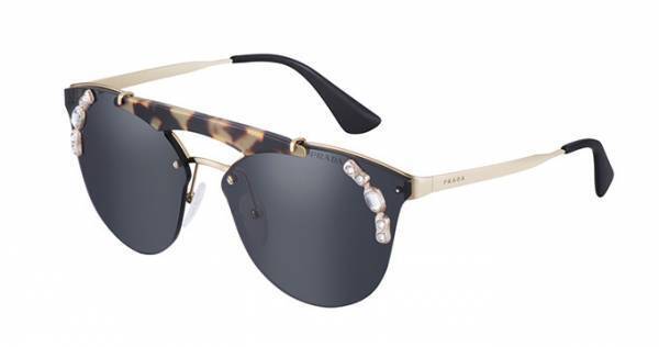 プラダの新作サングラス、ベルベット素材のフレーム＆レンズに煌めくクリスタルをデザイン