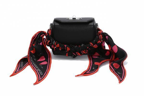 アレキサンダー・マックイーンの新作バッグ、「ボックスバッグ」やスカーフ付き「ヒロイン」など