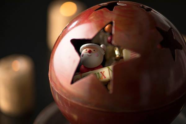 シェラトン舞浜のクリスマスケーキ、サンタ入りの球体ケーキなど