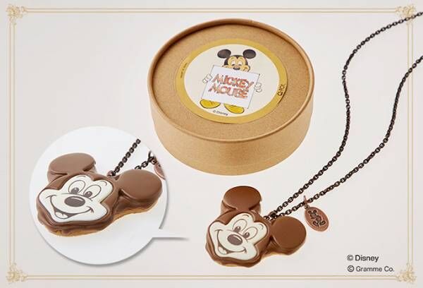 Q-pot.からディズニー「ミッキーマウス」のチョコケーキを表現したアクセサリー