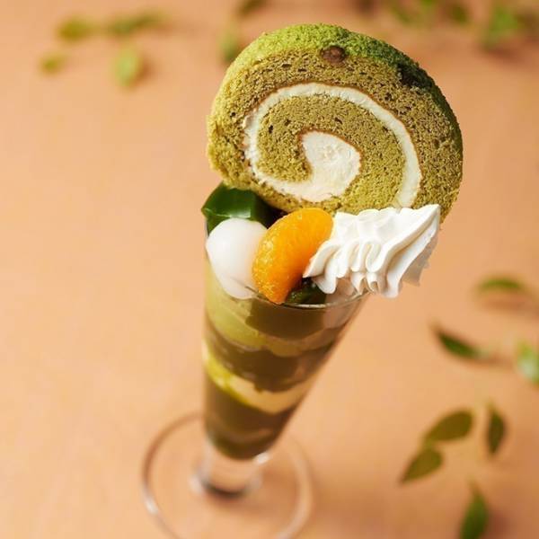 宇治茶の老舗「伊藤久右衛門」が京都宇治駅前に、茶房を併設 - 抹茶ロールケーキパフェを限定発売