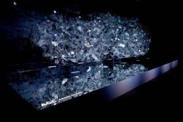 展覧会「フィール！ガラス」表参道ヒルズにて、ガラス数千枚使用の幻想的な作品など