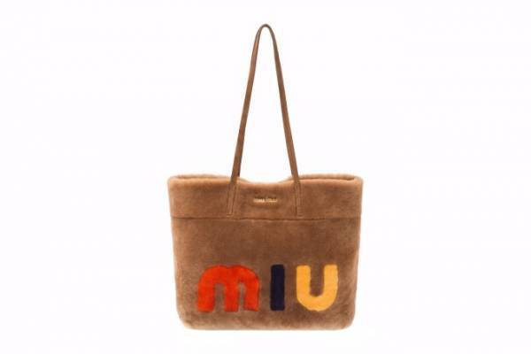 ミュウミュウの新作バッグ「モントーネレター」、ロゴを大胆に配置したキャッチーなデザイン