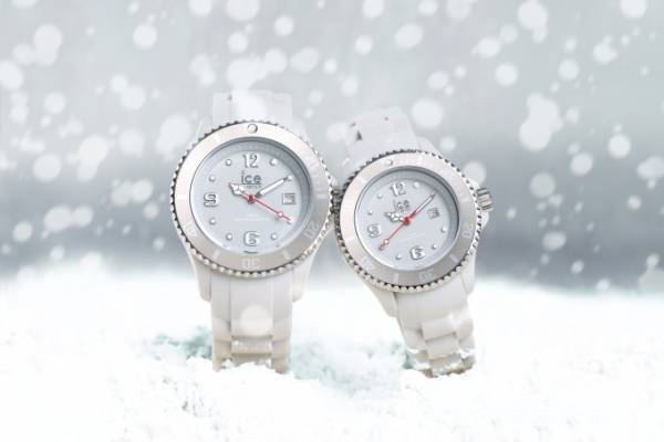 アイスウォッチのクリスマス限定ペアウォッチ - 秒針を運命の赤い糸に見立てて