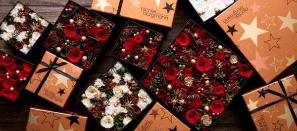 ニコライ バーグマンのクリスマス限定フラワーボックス、赤や白の花々&ゴールドのオーナメント