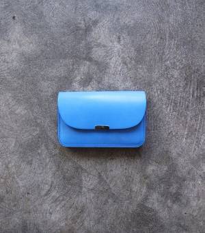 ディガウェルの定番ウォレットにクリスマス限定カラー、鮮やかなライトブルー＆ライトグリーン