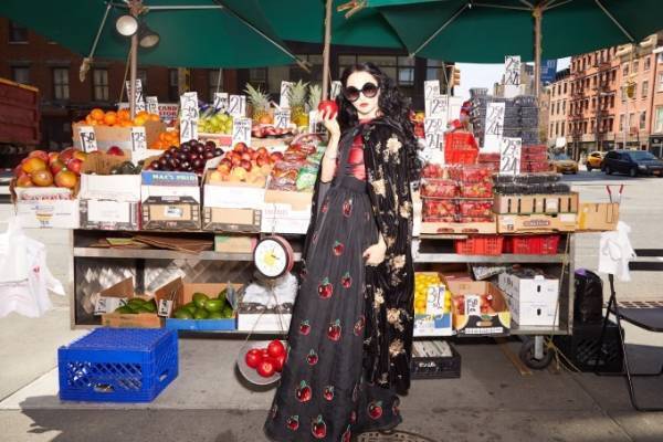 アリス アンド オリビア×ディズニー白雪姫、リンゴや7人のこびとモチーフのセーターやスウェット