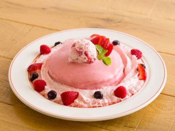 エッグスンシングス仙台店より「トリプルベリーのリースパンケーキ」登場、旬のイチゴがたっぷり