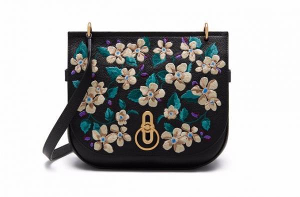 マルベリーからクリスマスコレクション、花柄刺繍のバッグやゴールドのミニ バックパックなど