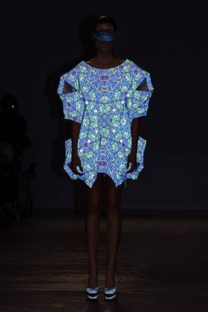 アンリアレイジ富山県美術館「素材と対話するアートとデザイン」展に参加、光を浴びると古着風になるデニム