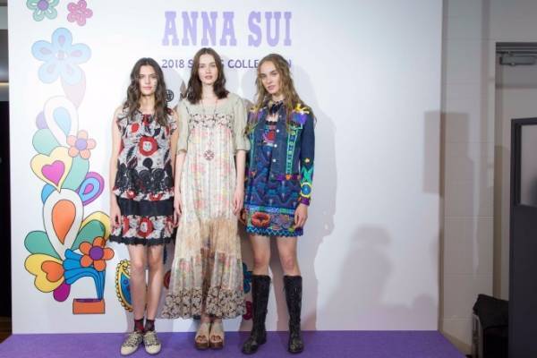 アナ スイの2018年春夏新作を紹介、手描きプリントを施したリーバイスコラボのデニムジャケット