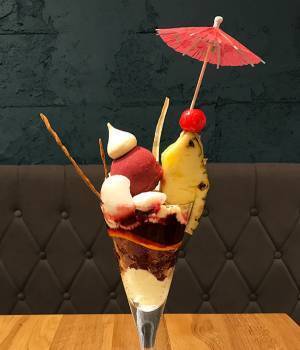 夜パフェ専門店「パフェテリア ベル」、カクテル「シンガポールスリング」をイメージした新パフェ