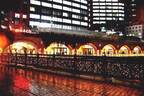 マーチエキュート神田万世橋で冬のイルミネーション - レンガ造りのアーチを照らすメープルカラーの光