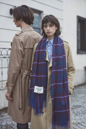 ビューティフルピープル×ジョンストンズのカシミヤストール、パンク着想の青いタータンチェック