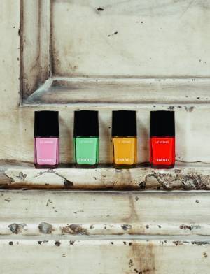 シャネル“ナポリ”から着想した春コスメ、使う前にブレンドする新リップや史上最大色数のアイシャドウ