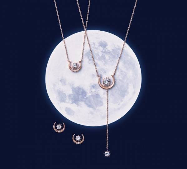 スタージュエリーのクリスマス限定ネックレス＆ピアス - 太陽と月の輝きをひとつに