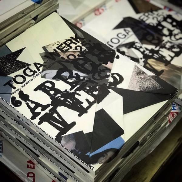 トーガ20周年記念雑誌『トーガ・ヴェルク』登場、店舗限定Tシャツやキャップも