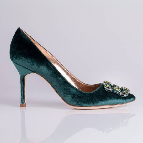 マノロ ブラニク初の日本限定「ハンギシ」上品なベルベットパンプスにカラフルなビジューが輝く