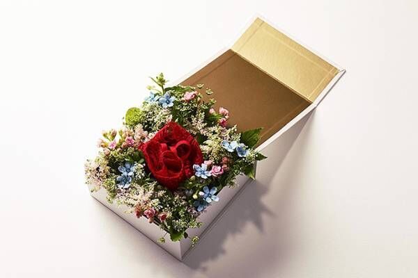 ラペルラの限定ギフトボックス、レースランジェリー＆美しい花々を詰め込んで