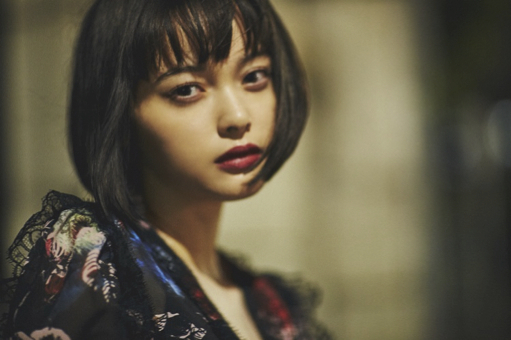 玉城ティナの写真展「ひとり・ごと」が表参道で、初公開写真の展示や限定グッズ販売も