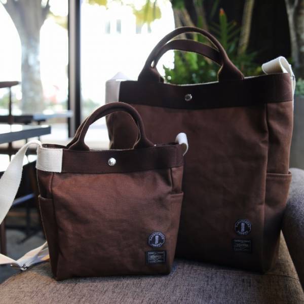 ポーター×猿田彦珈琲のコラボバッグ、コーヒー豆の出涸らしで染め上げたブラウンカラー