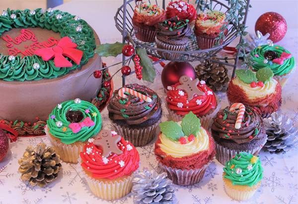 英ローラズ・カップケーキのクリスマス、リースやジンジャーマンをモチーフに - ケーキも