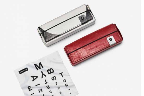 フライターグより小物アイテム登場、"タープ"の切れ端で作られたキーホルダーや眼鏡ケースなど