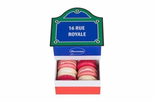 ラデュレ×ヤズブキーのコラボマカロンボックス、トリコロールカラーにパリの通りの看板モチーフ