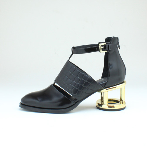 ジェフリーキャンベルの新型デザインシューズ、ゴールドの「円柱型ヒール」のショートブーツ登場