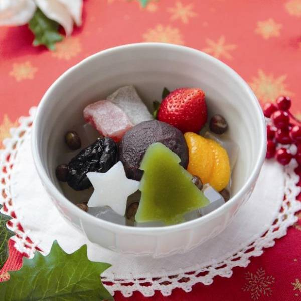 船橋屋の「クリスマスフルーツあんみつ」ツリー型の抹茶羊羹＆スター型のくず餅