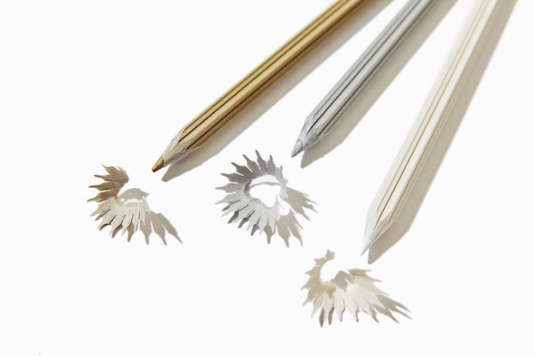 削ると"雪の結晶"が舞い落ちる「雪色鉛筆」が登場、白・金・銀の煌めく3色の色鉛筆