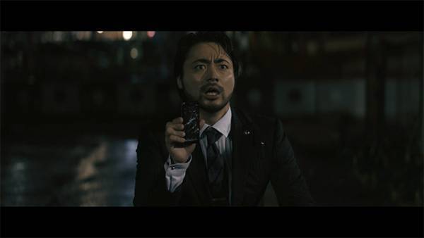 俳優小栗旬・山田孝之CM初共演、“割れにくいスマホ”をめぐる刑事(デカ)物語