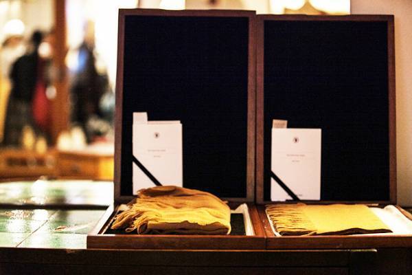 ミナ ペルホネンがデザインする「イノウエブラザーズ」のニット受注会を青山で開催