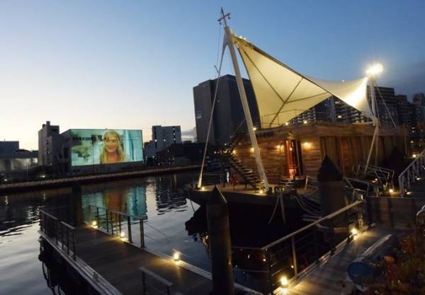 「水辺の映画祭」東京・天王洲で開催 - 運河沿いで野外映画鑑賞、ノッティングヒルの恋人ほか