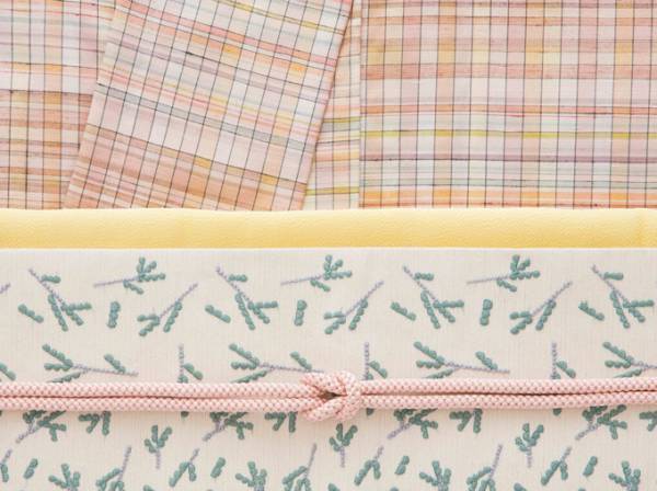 志村ふくみのアトリエシムラ×ミナ ペルホネン、着物や草木染の糸を用いた帯を展示販売