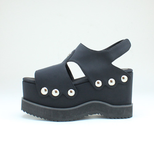 ジェフリーキャンベルの厚底サンダル、丸いシルバースタッズがアクセント