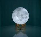 3Dプリンターで月を再現、ワイヤレスLED照明「ムーンライト」蔦屋書店にて発売