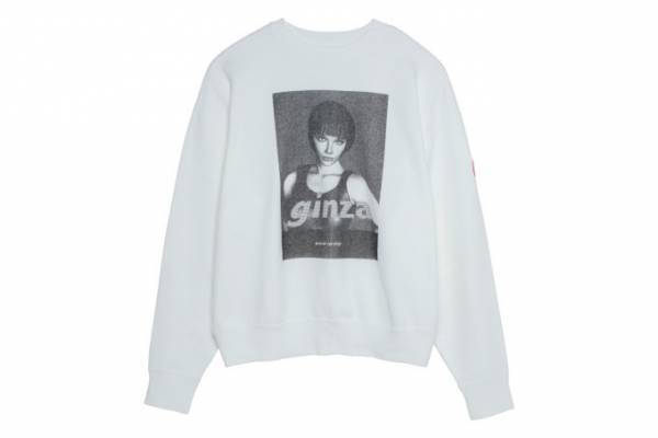 雑誌『GINZA』がC.Eとコラボ、グラフィックが映える白のスウェットシャツ