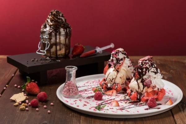 マックス ブレナー、バレンタインのチョコレートメニュー&ギフト - ”注射器”ソースをかけるサンデー