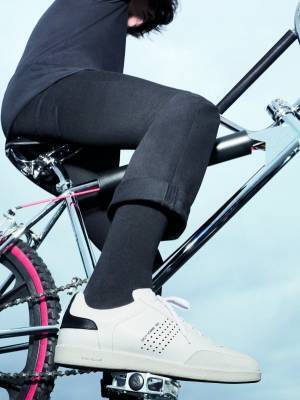 ディオール オムのアイコニックなスニーカー「B01」が装い新たに登場