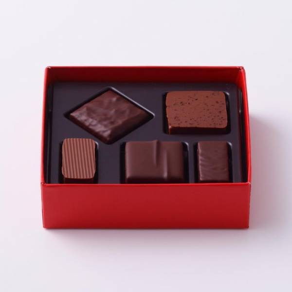 ピエール・エルメ・パリ 2018年バレンタインスイーツ、ボンボン ショコラや限定マカロン