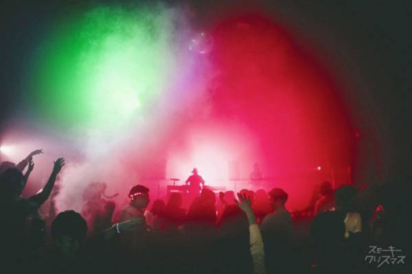 煙でいっぱいの音楽イベント「スモーキークリスマス」渋谷で開催、深夜にはガールズサンタも登場