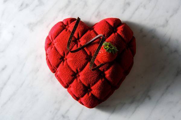 パーク ハイアット 東京のバレンタインスイーツ、ハートのケーキ＆バラの花びら付きマカロン