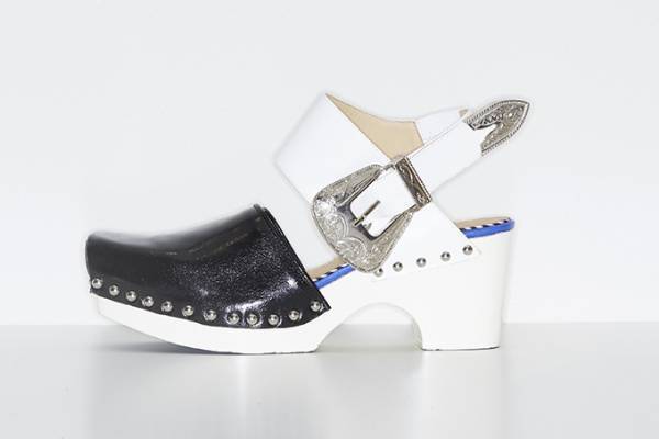 トーガ プルラ シュー 18春夏シューズ - 大胆なカラー使いやメタル装飾のポップなサンダル