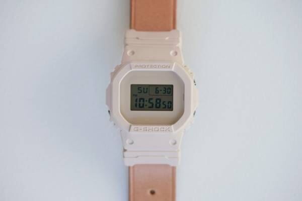 エンダースキーマ×G-SHOCK -「DW-5600」本体と牛革ベルトがともに時を刻む腕時計