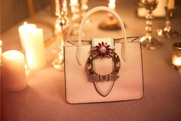 ミュウミュウのクリスマス、赤や緑のビジューバックルを飾ったバッグやグリッターに輝くパンプス